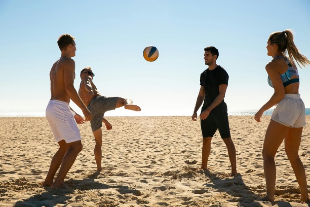 Dyrk din passion for idræt på en højskole i udlandet. fx en idrætshøjskole, hvor du kan spille beach volley som på billedet her